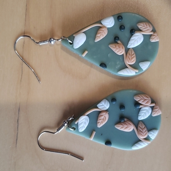 New Bohemian Flower Soft Pottery Earrings NWOT - Picture 1 of 5